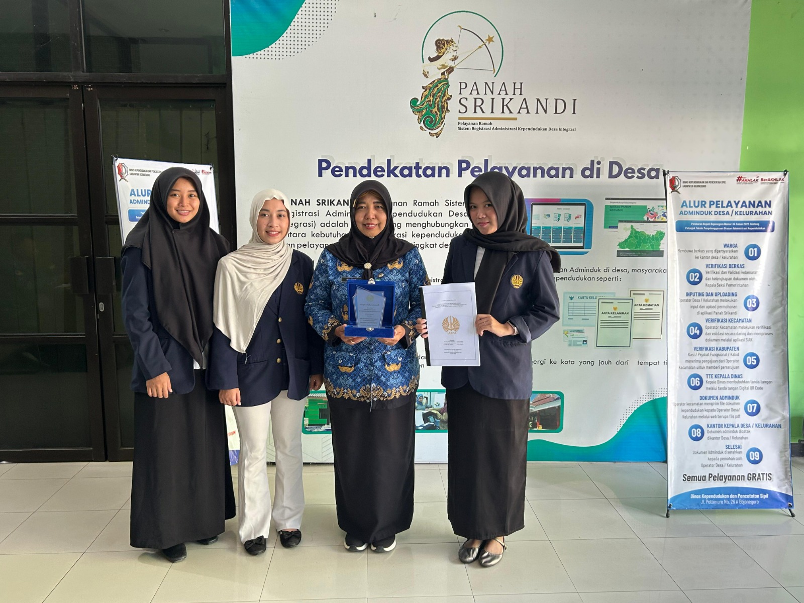 Tutup Magang Berdampak, Mahasiswa UNESA Serahkan Laporan Akhir dan Sistem Informasi KIA ke Dukcapil Bojonegoro